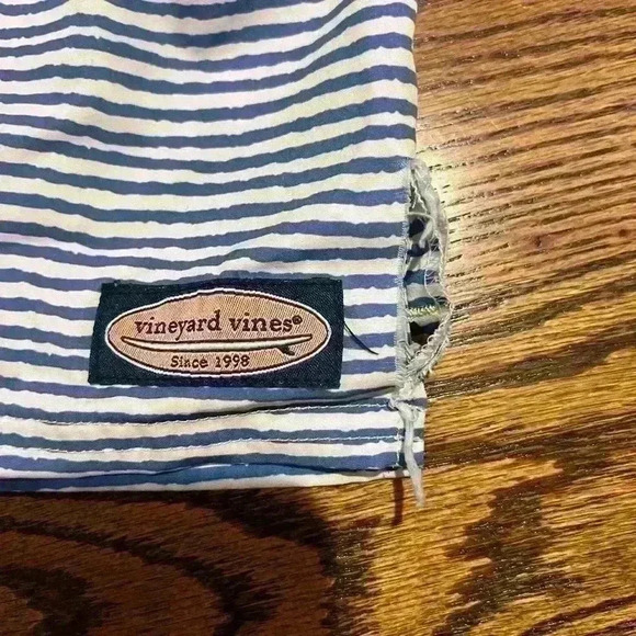 Vineyards Vines Men's Bathing Suit Size Medium - Picture 3 of 5